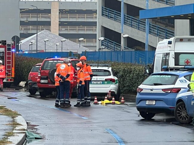 Milano Aereo Ultraleggero Si Schianta Contro Un Palazzo Morti Tutti I