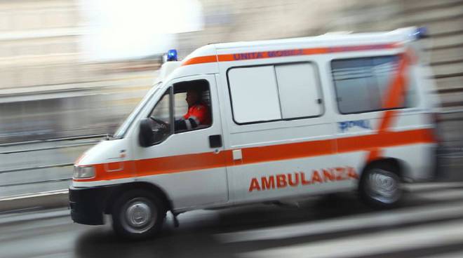 Caduta a terra, 86enne trasferita in ospedale