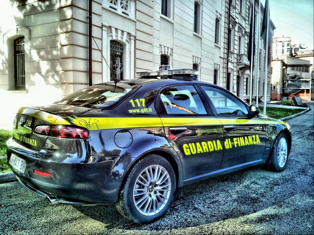 Vendevano vacanze in resort di lusso ma era una truffa: due arresti e sequestri per mezzo milione di euro