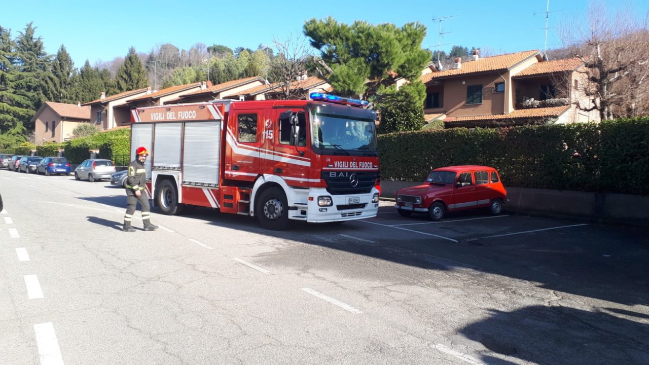 Padella di olio in fiamme, ustionato a una mano