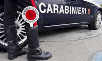 I Carabinieri mettono in fuga ragazzini riuniti in piazza