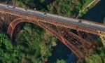 Scooter attraversa il Ponte di Paderno in barba ai divieti VIDEO