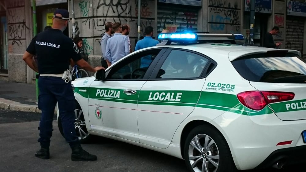 Dà in escandescenze e gira per strada armato di coltello