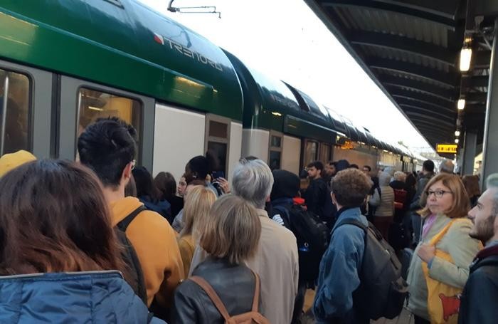 Presidio dei pendolari, ma oggi i ritardi continuano FOTO