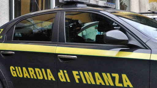 Clienti all’interno, “stangato” dalla Finanza un altro bar, è il terzo locale in due  giorni