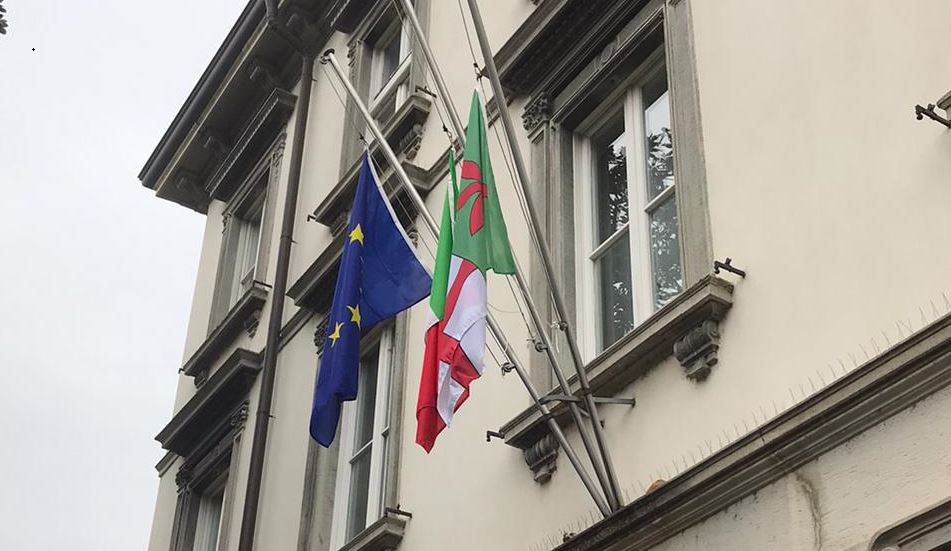 Bandiere a mezz’asta e minuto di silenzio: oggi si piangono le vittime del Coronavius