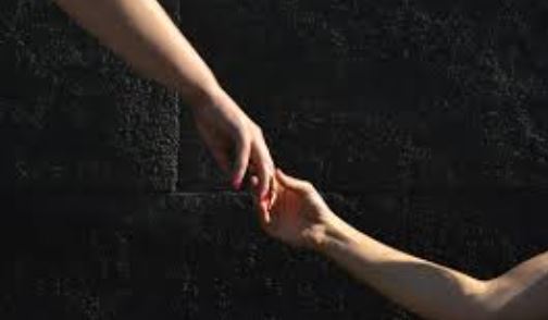 Tenta di rubare la spesa per sfamare la sua famiglia. Il vigile gliela paga