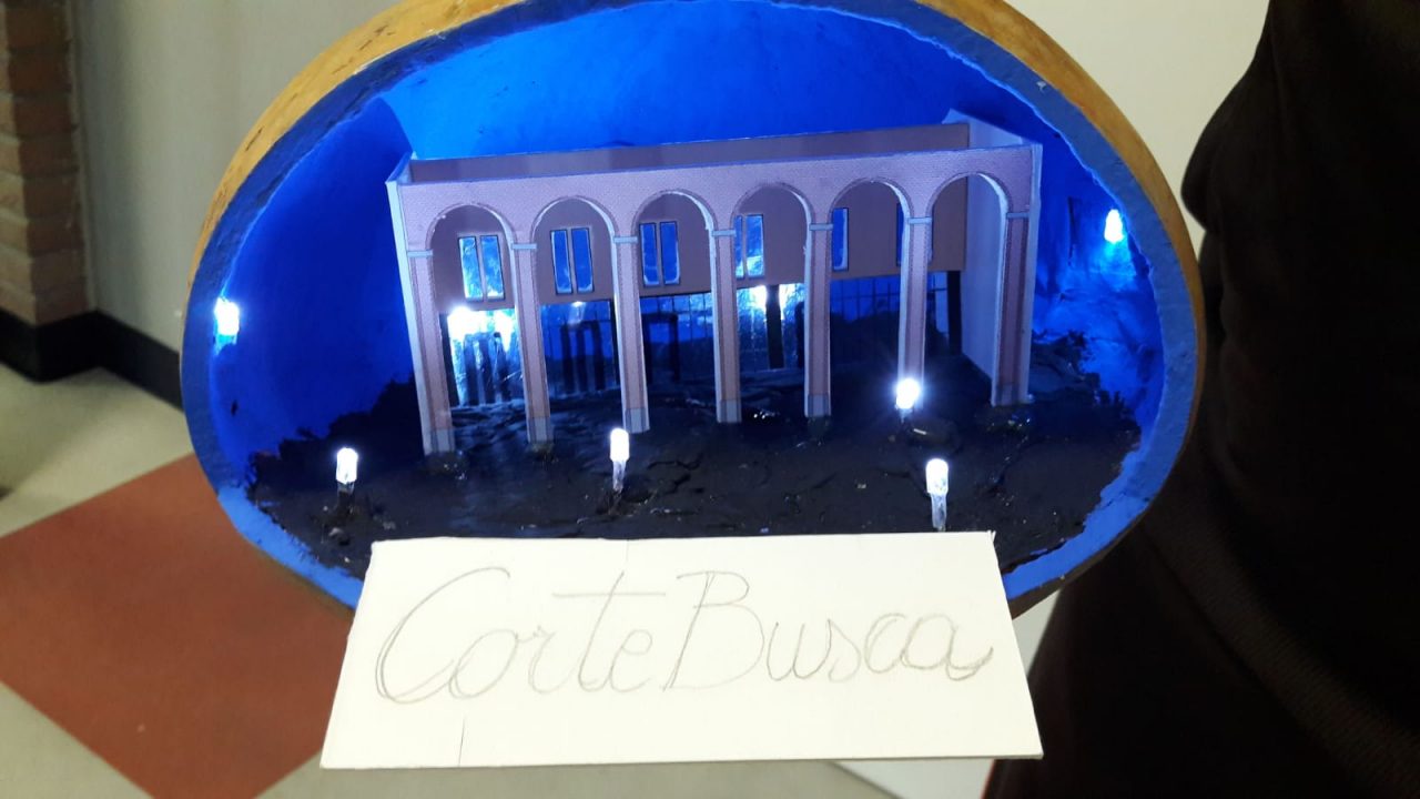 Corte Busca in una zucca: nonno Franco riproduce il centro con creatività