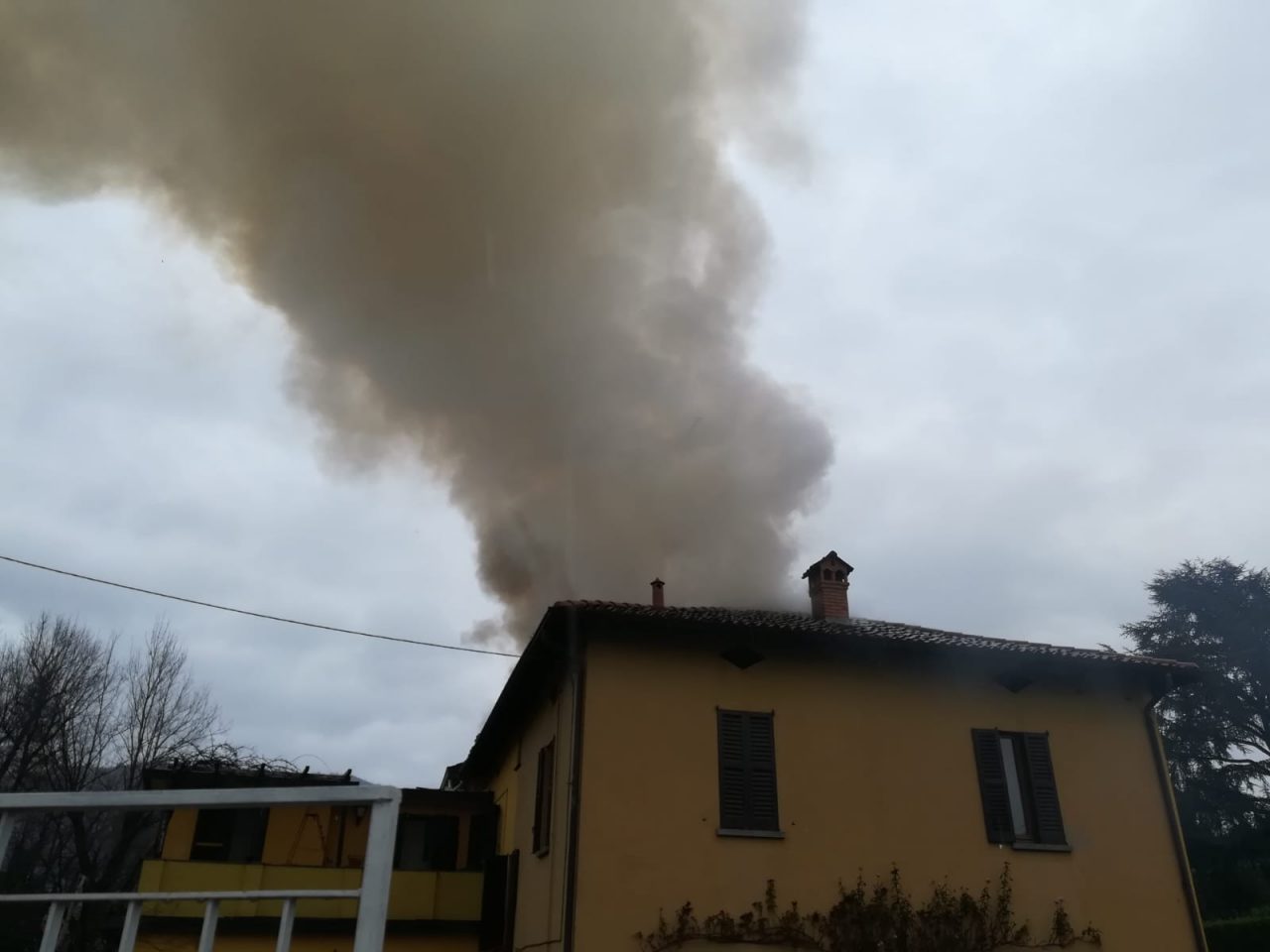 Incendio tetto, devastata una palazzina FOTO e VIDEO
