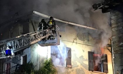 Incendio devastante, sfollate le famiglie di due palazzine FOTO