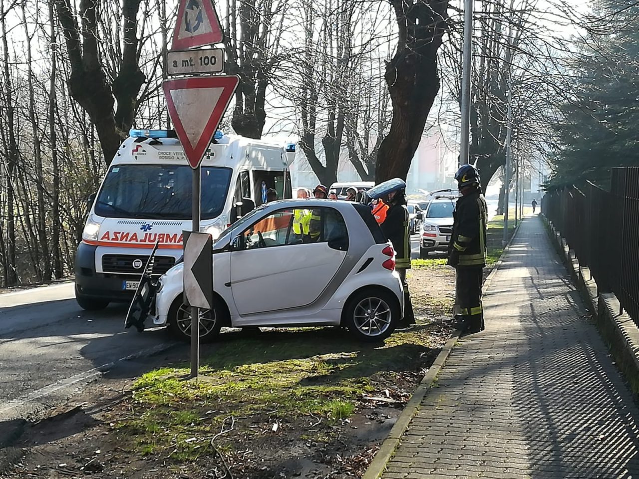 Auto si schianta contro un albero: due feriti FOTO