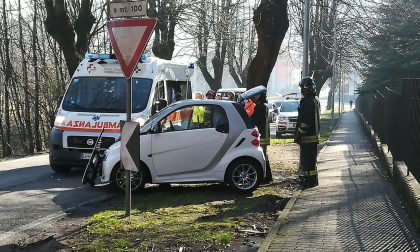 Auto si schianta contro un albero: due feriti FOTO
