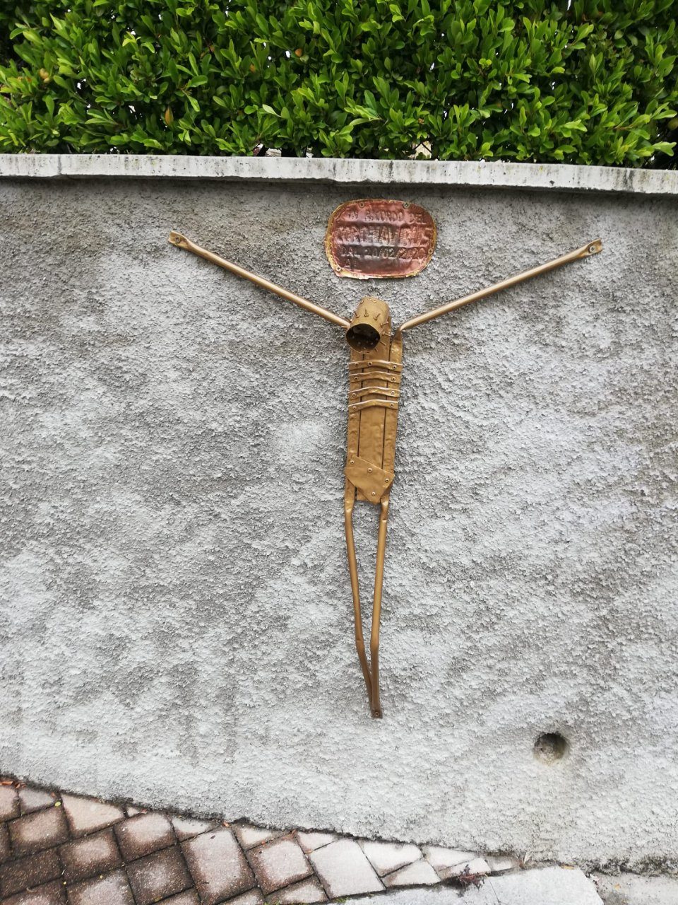 Un Cristo con materiale di recupero per le vittime del Coronavirus FOTO