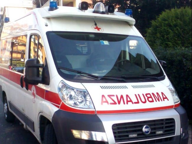 Cade per strada, soccorso un anziano
