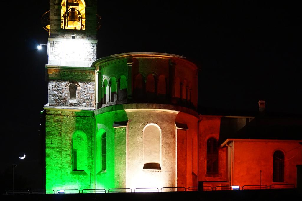 La chiesa di Monticello si illumina del tricolore