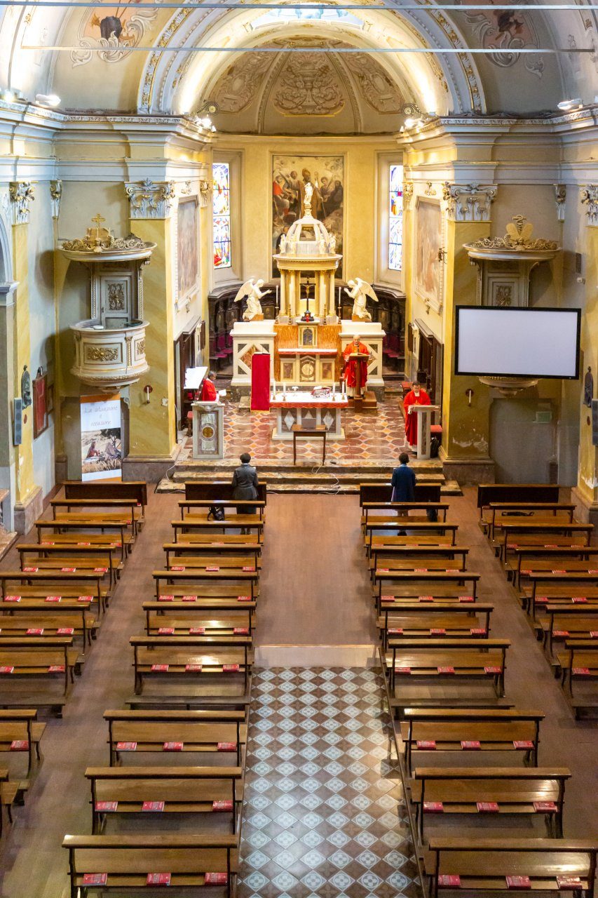 La messa del Giovedì Santo in una surreale chiesa di Sant’Ambrogio vuota FOTOGALLERY