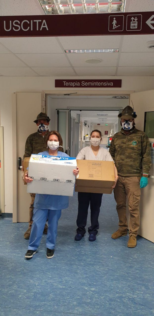 Alpini di Carenno donano 75 tute tyvek alla Pneumologia del Mandic FOTOGALLERY