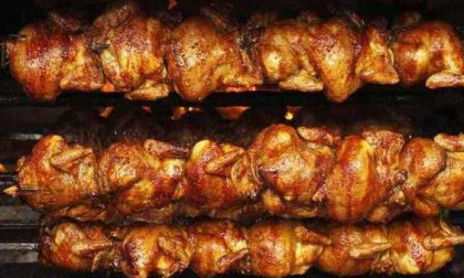 Coronavirus: 100 polli allo spiedo donati ai più bisognosi da un venditore ambulante