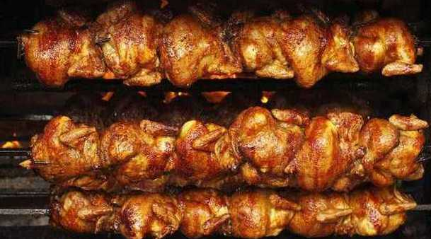 Coronavirus: 100 polli allo spiedo donati ai più bisognosi da un venditore ambulante