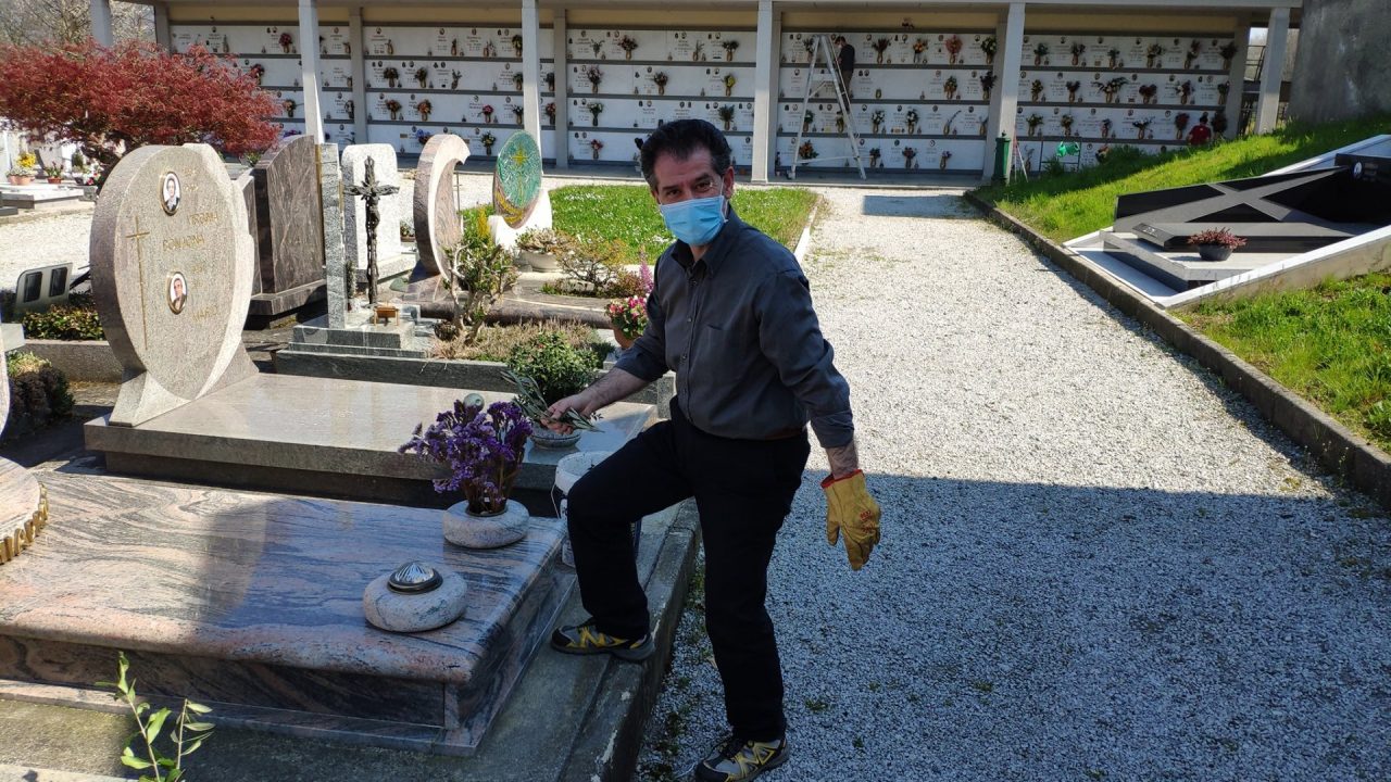 Coronavirus: sindaco e consiglieri puliscono le tombe FOTO
