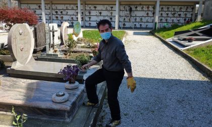 Coronavirus: sindaco e consiglieri puliscono le tombe FOTO