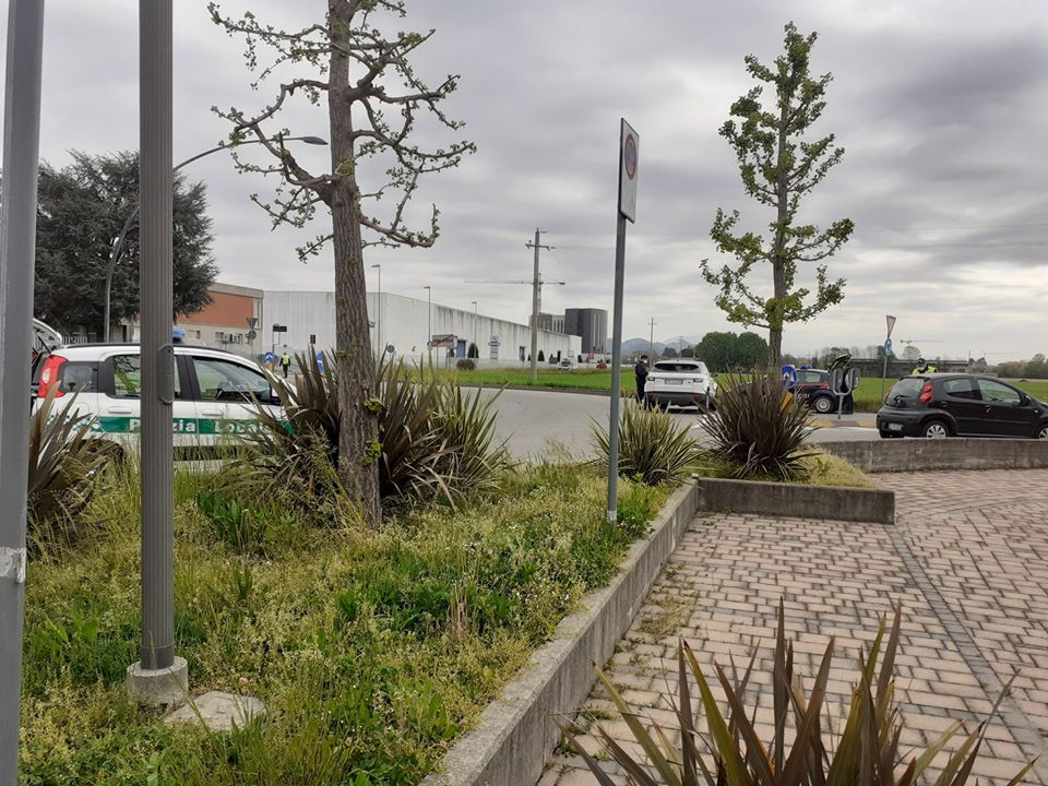 Segnala il posto di blocco, ora rischia guai. Il sindaco: “Le passerà la voglia…”