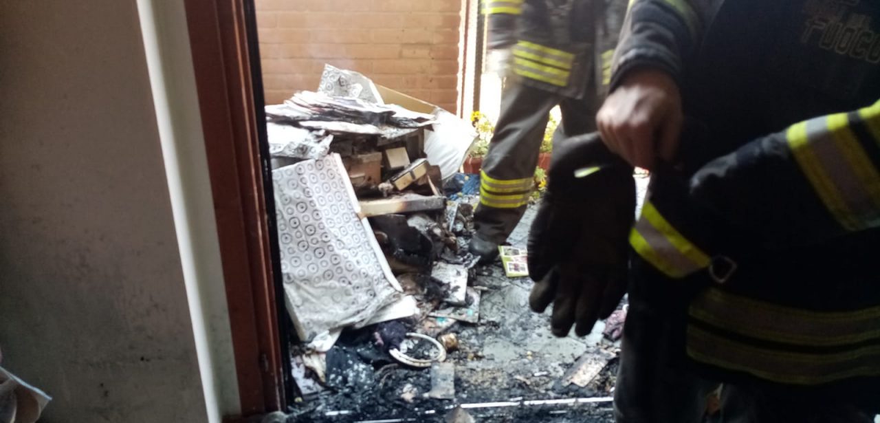Grosso incendio devasta un appartamento LE FOTO