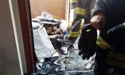Grosso incendio devasta un appartamento LE FOTO