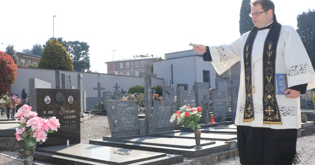 Coronavirus: a Bulciago la benedizione dei defunti VIDEO