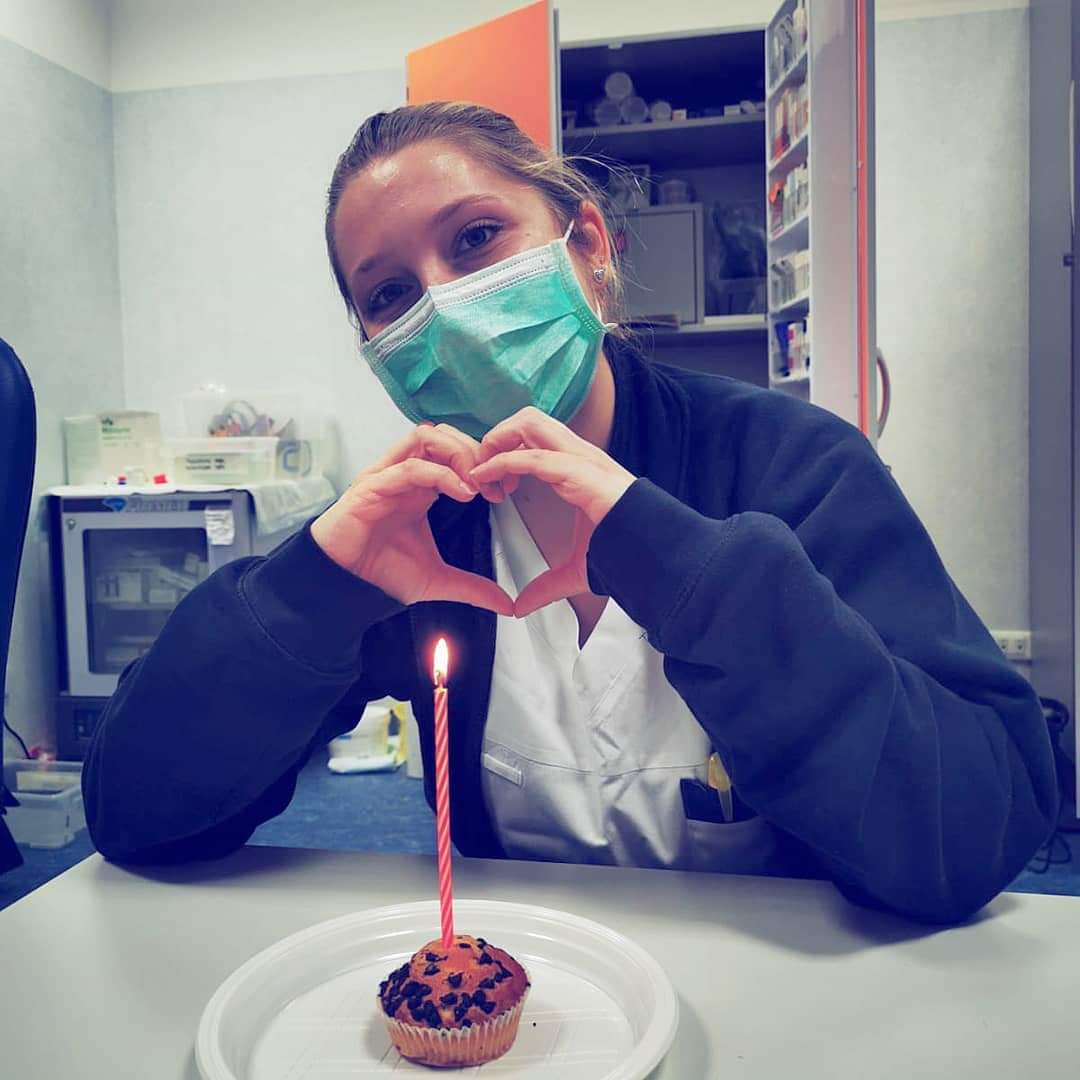 Compleanno in corsia ai tempi del Covid: festa a sorpresa per un’infermiera del Mandic VIDEO