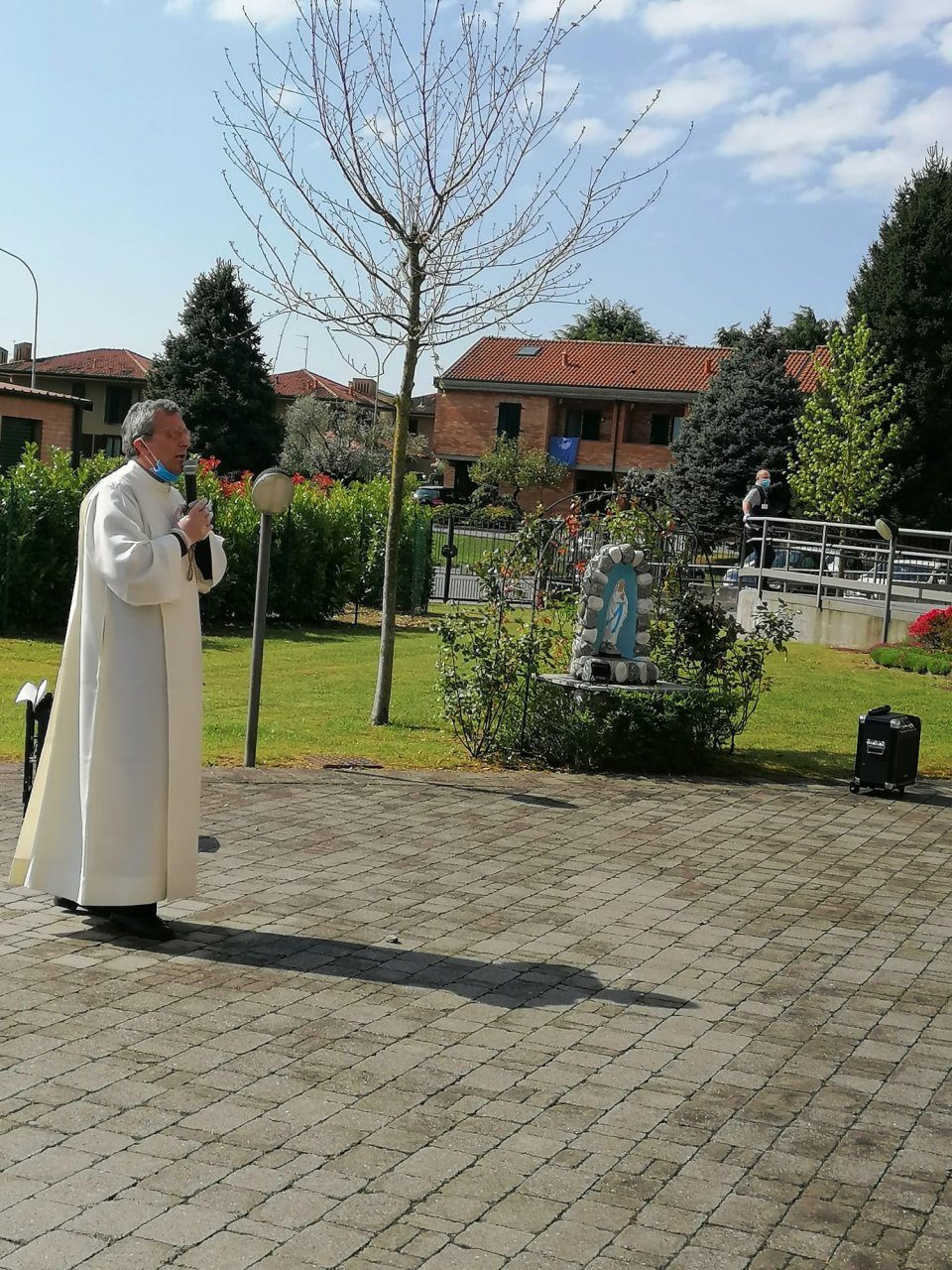 Nella Rsa Olgiate il Santo Rosario con don Carlo