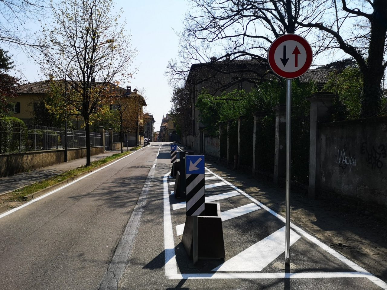Carreggiata ristretta in via Roma