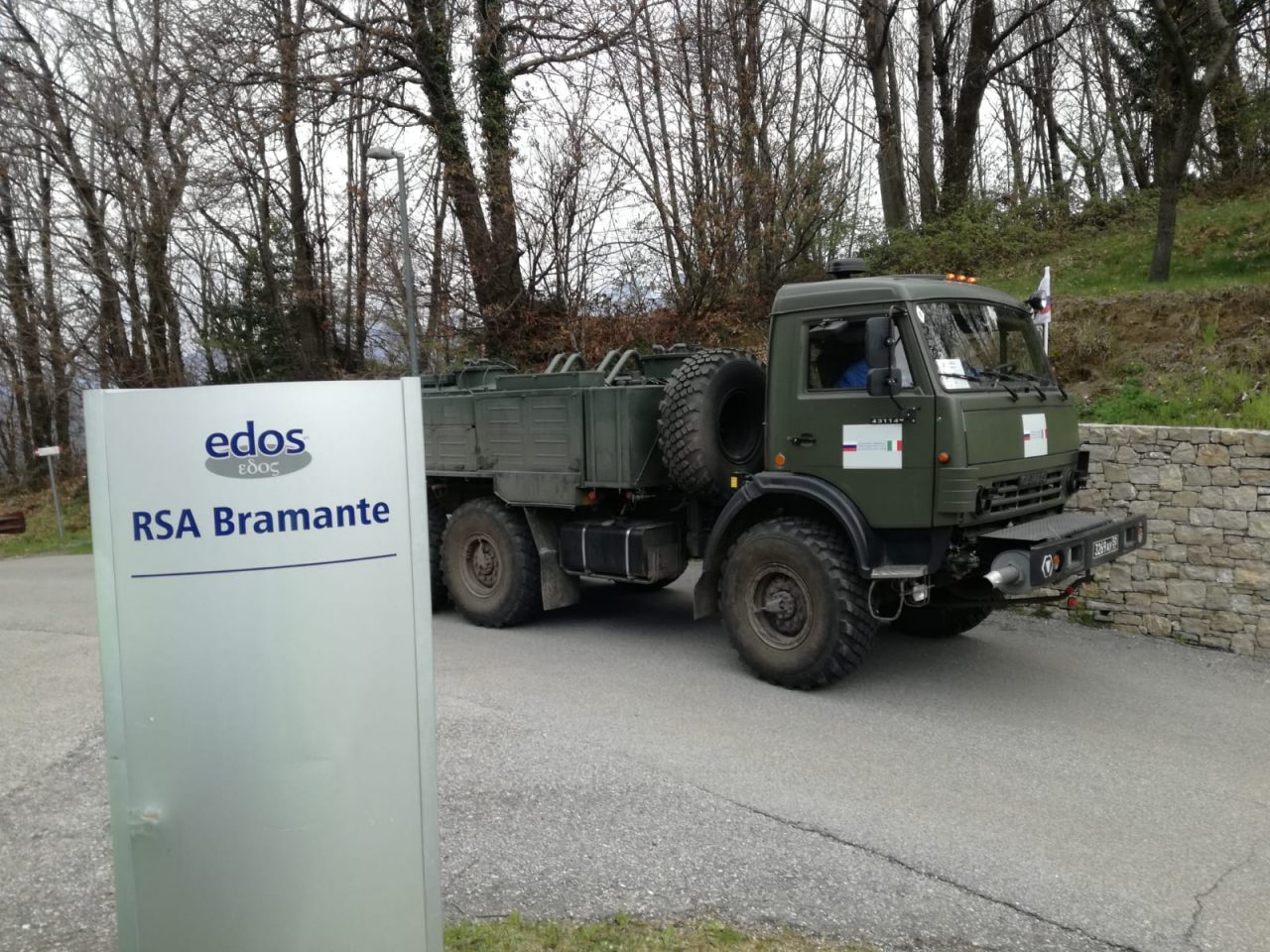 Militari russi in azione per sanificare la casa di riposo