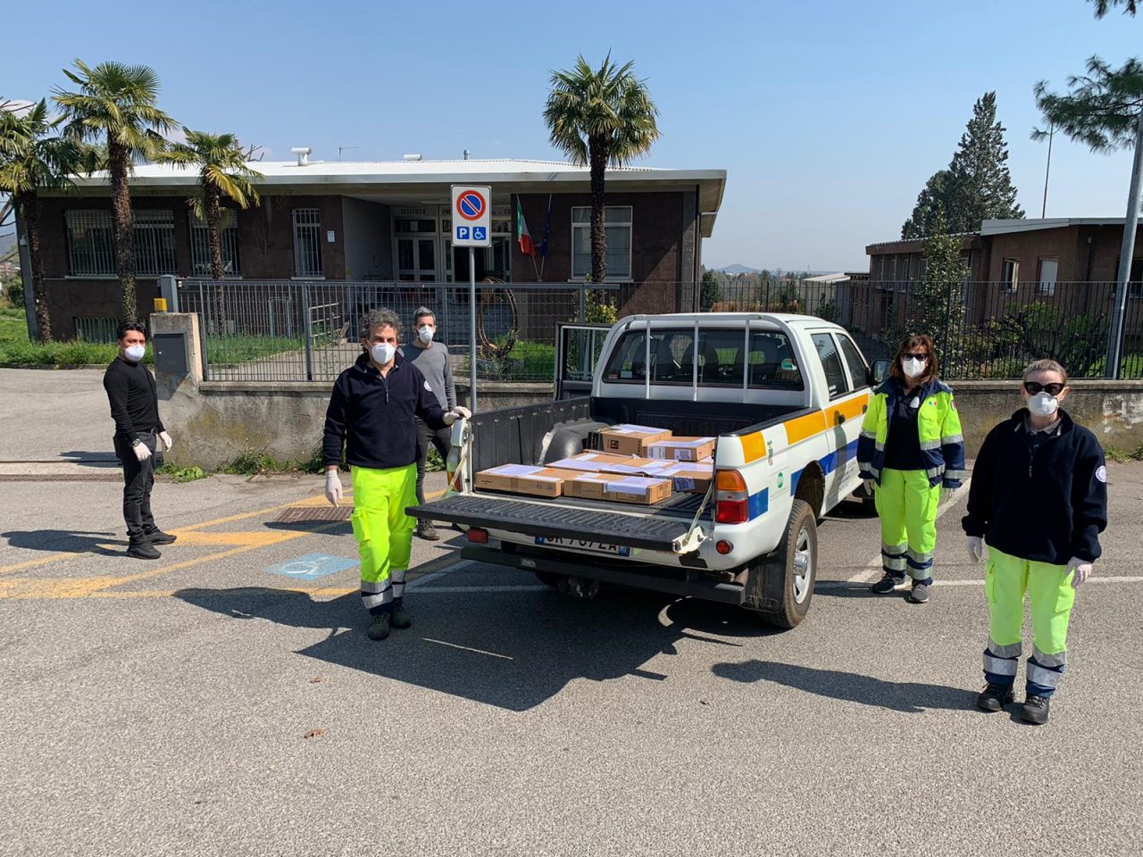 Istituto Fumagalli, i volontari consegnano i pc a casa degli studenti
