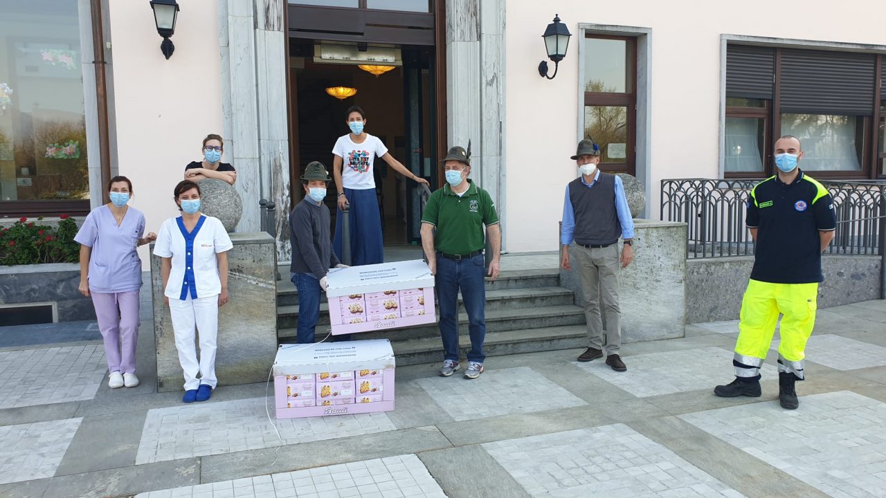 Gli alpini donano colombe pasquali agli Amis di Pumpier e alle case di riposo FOTO