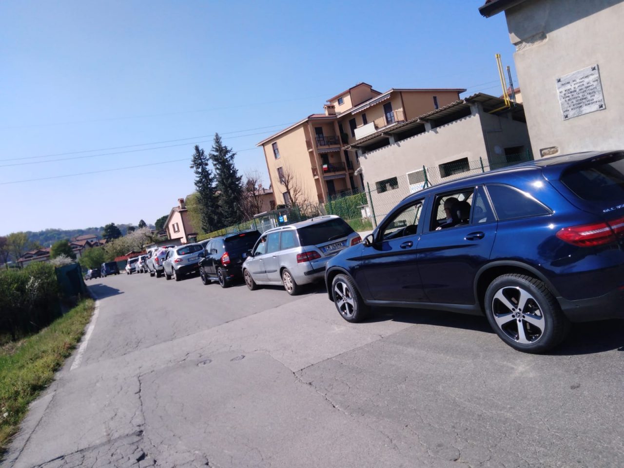 Assalto alla piattaforma ecologica, lunghe code FOTO e VIDEO