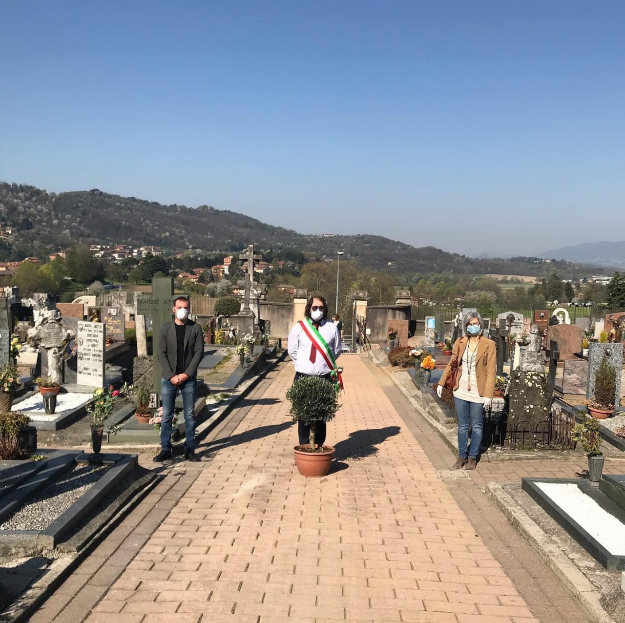 Pasqua 2020: una pianta d’ulivo e pulizia esclusiva nei cimiteri dell’Unione