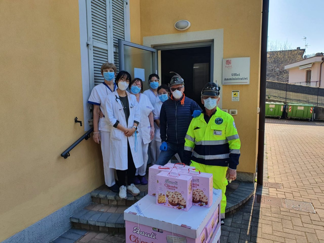 Gli Alpini donano le colombe alla casa di riposo Nobili