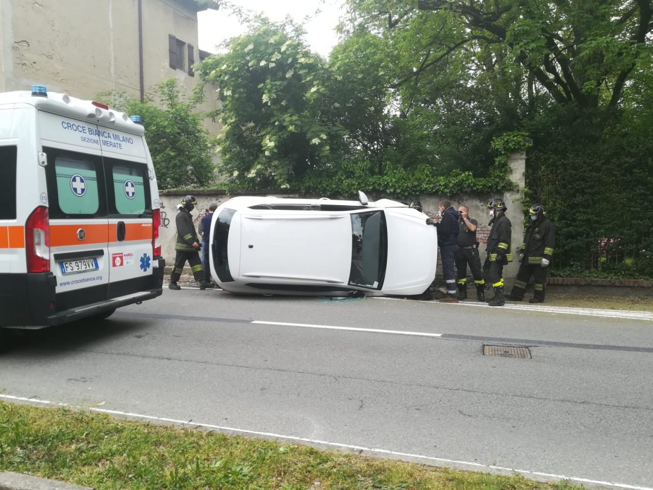 Paura per un’auto ribaltata a Osnago FOTO e VIDEO