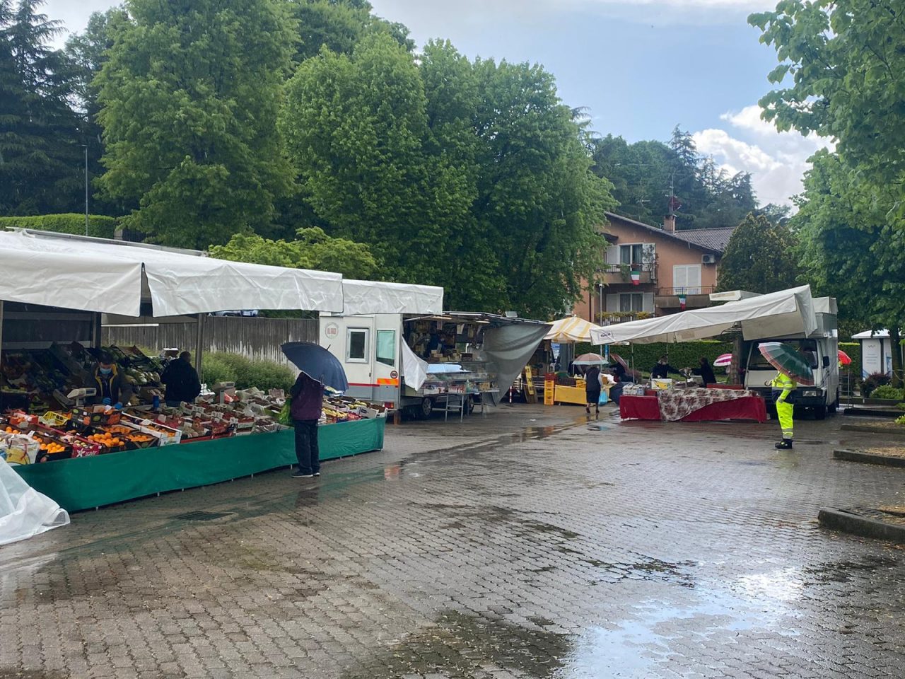 Ripartito con i soli banchi alimentari il mercato settimanale