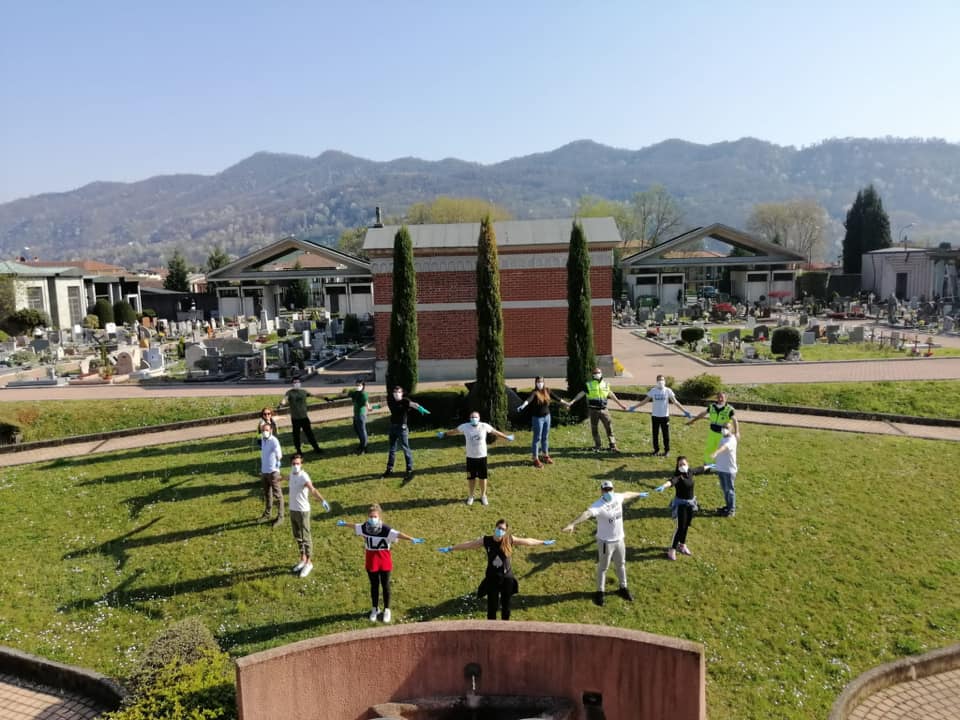 Cimiteri chiusi, i volontari si prendono cura delle tombe FOTOGALLERY