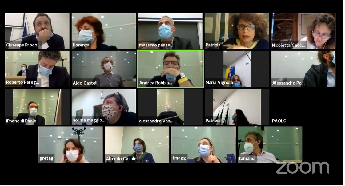 Taglio del nastro con assembramento, lo scontro arriva in Consiglio