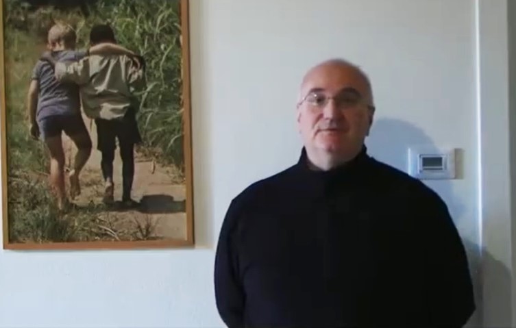 Un pensiero sul Vangelo del giorno, il prevosto di Merate diventa social