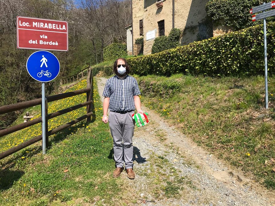 Si concedono la passeggiata mano nella mano, senza mascherina: bloccati dal sindaco