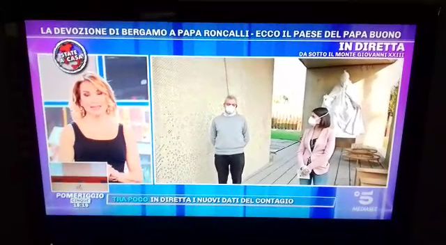 Le telecamere di Barbara D’Urso nel paese del Papa Buono VIDEO
