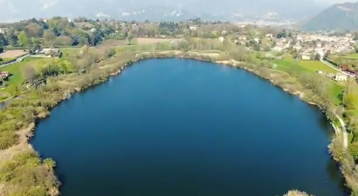 Avete mai visto il lago di Sartirana dal cielo? Ecco il VIDEO