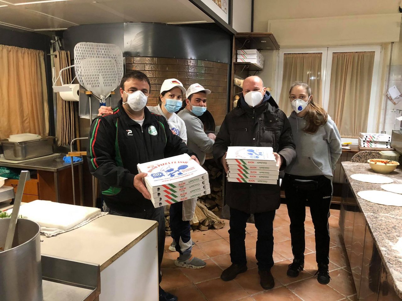 Pizze in dono agli operatori sanitari FOTOGALLERY