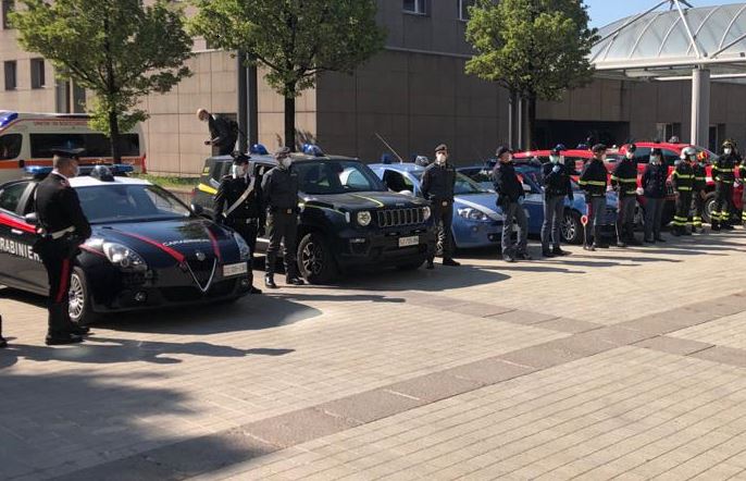 Omaggio delle forze dell’ordine a medici e infermieri VIDEO