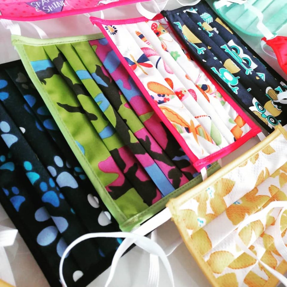 Il sindaco compra (di tasca sua) le mascherine ai bambini