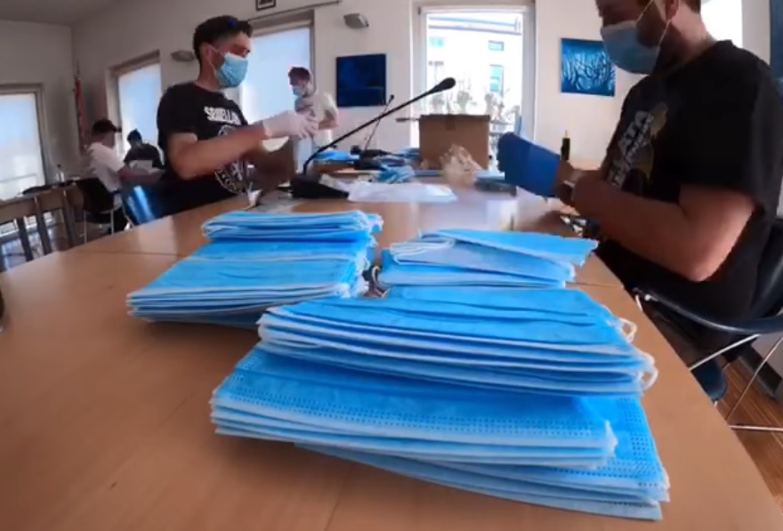I ragazzi della Sbiellata all’opera per confezionare mascherine IL VIDEO